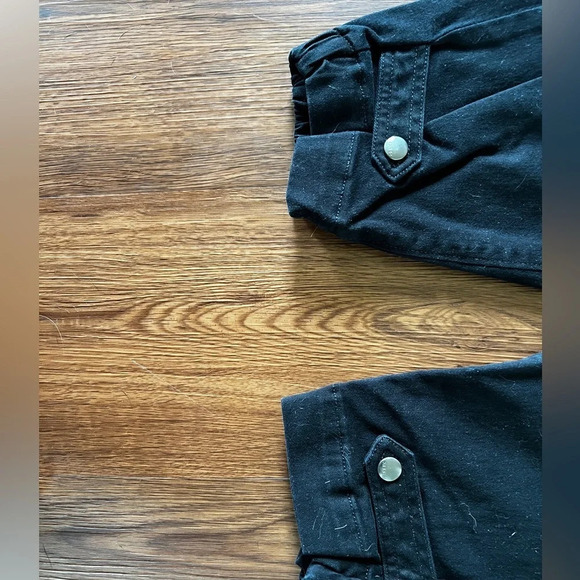 Express NWT High Rise Straight Crop Black  Utility Cargo Pants Size 4 - Picture 4 of 5